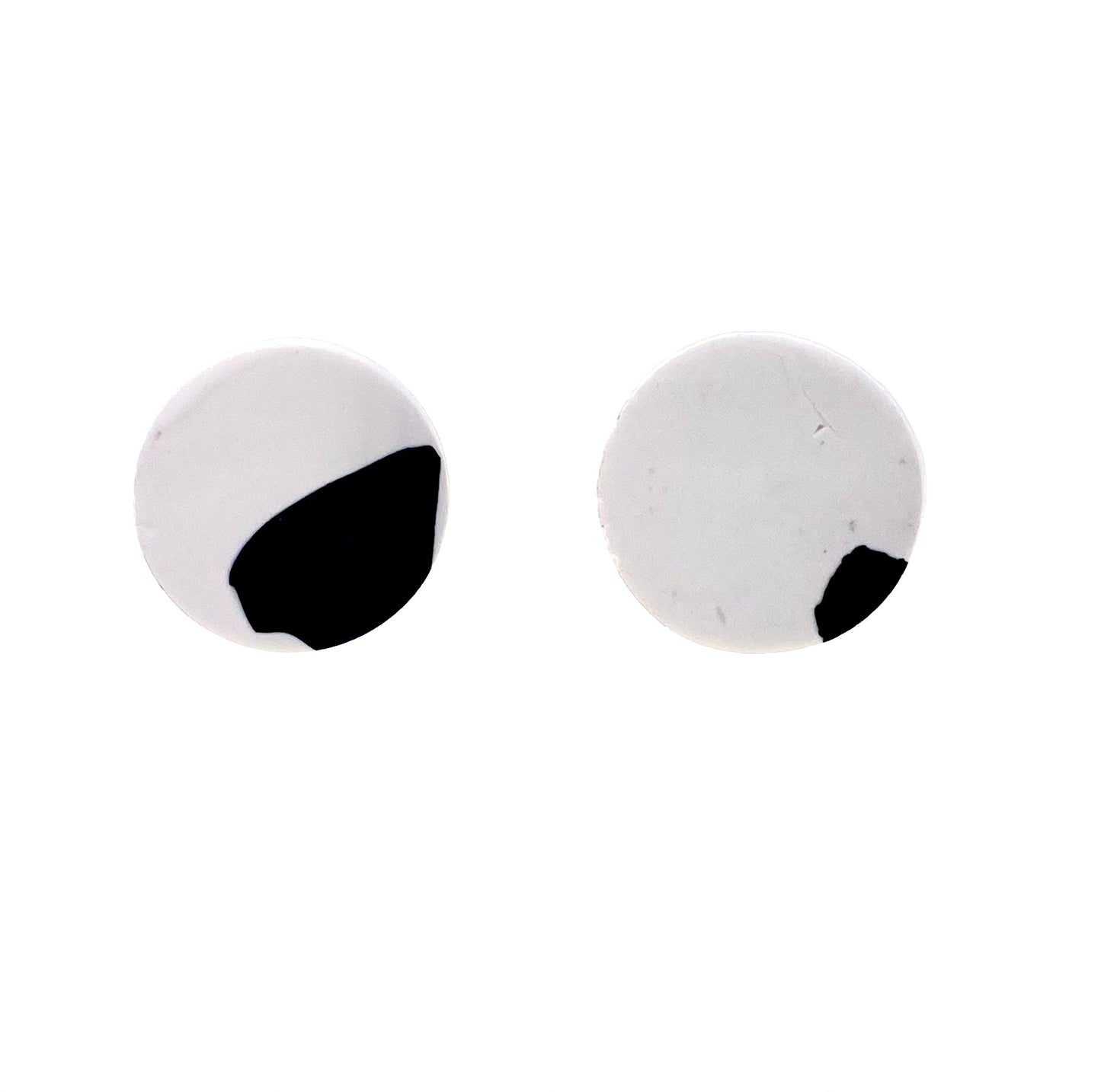 Round pattern studs ￼